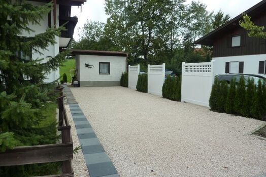 Einfahrt zum Haus Monika