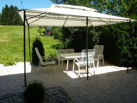 Der Grillplatz vor einer großen Weide