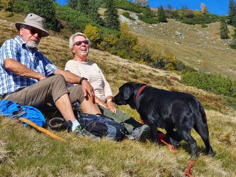 Gastgeber Monika und Wolfang und Hund Rona  freuen sich auf Sie und Ihren Zweibeiner!