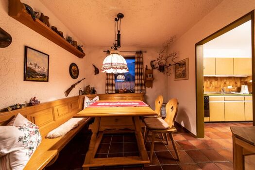 Rustikale Essecke mit Küchentür