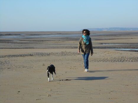 Spaziergang am Strand mit Violette