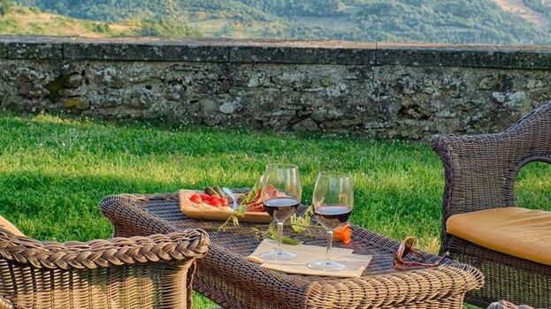 Ein Glas Rotwein geniessen