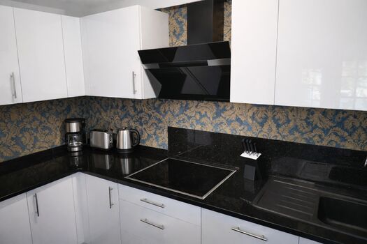 Küchenzeile mit Spülmaschine u. Backofen