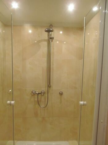 Dusche im Erdgeschosss-Badezimmer