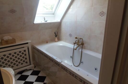 Whirlpool-Badewanne im Obergeschoss-Badezimmer