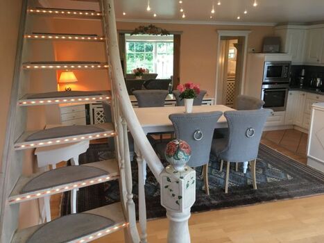 Ansprechender Essbereich (Holz-Kinderhochstuhl kostenlos)