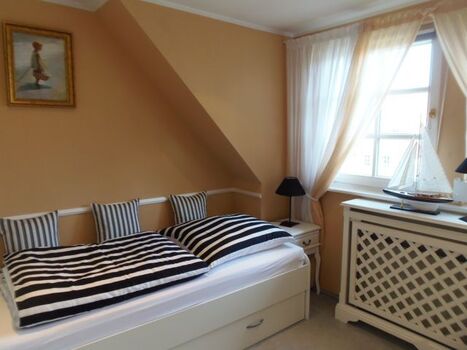 Schlafzimmer mit Einzelbett , 3D-TV und DVD-Player