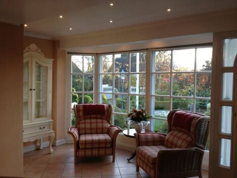 Relaxecke mit Fußbodenheizung und Blick in den Traumgarten