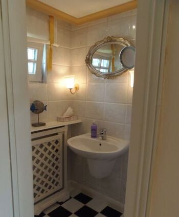 Separates WC im Erdgeschoss (mit Fußbodenheizung)