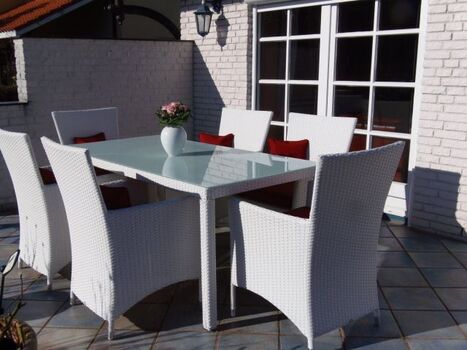 Wunderschöne Terrasse mit luxuriösen Gartenmöbeln und elektrischer Markise