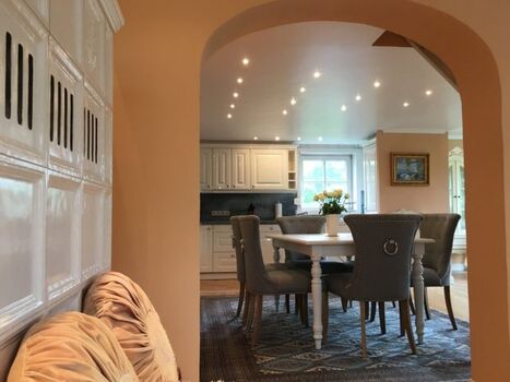 Blick vom Wohnzimmer in den offenen Essbereich und die Wohnküche 