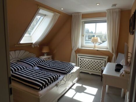 Weiteres Schlafzimmer mit Doppelbett, TV und DVD-Player