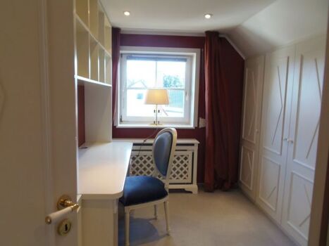 Ankleide- und Arbeitszimmer (Internet/WLAN kostenlos)