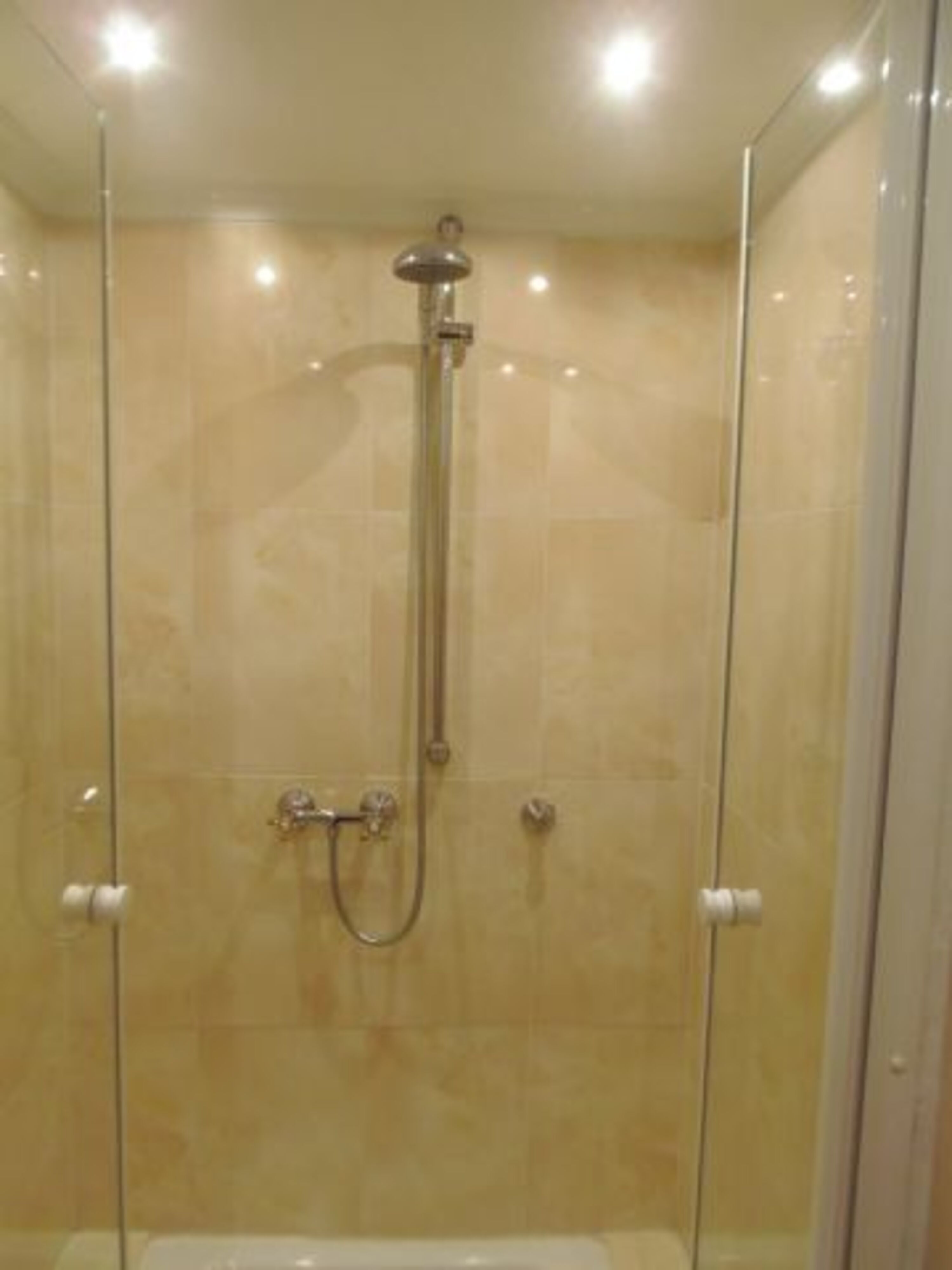 Dusche im Erdgeschosss-Badezimmer