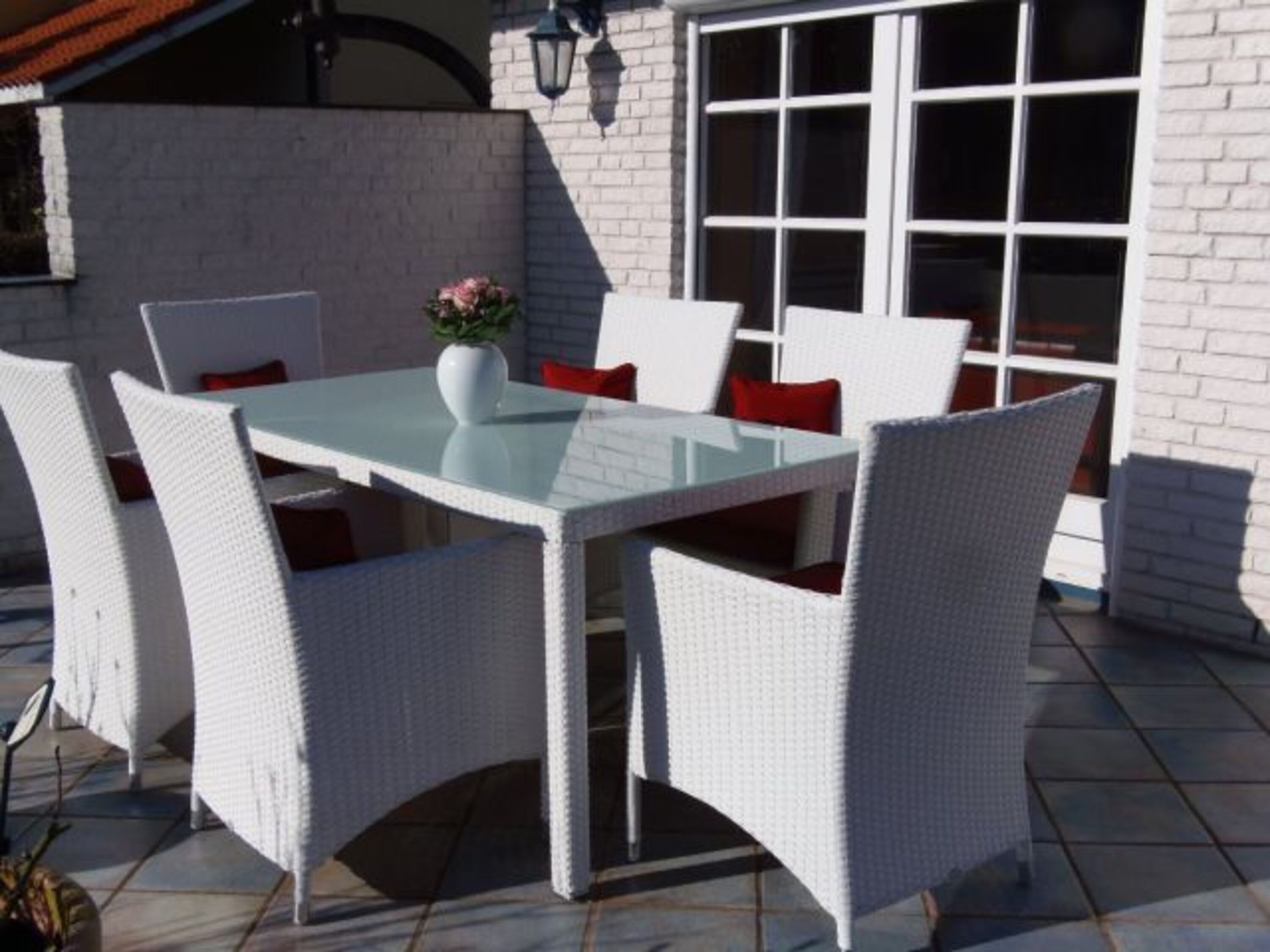 Wunderschöne Terrasse mit luxuriösen Gartenmöbeln und elektrischer Markise