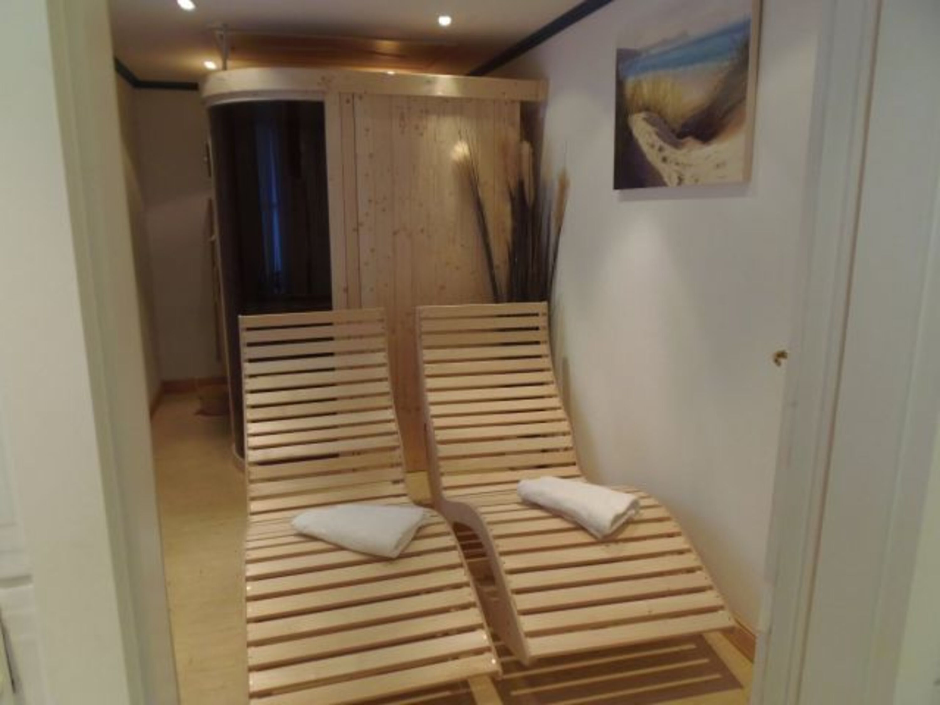 Wellnesstrakt mit Sauna, Dampfbad, Ruhebereich, TV und Duschbad (mit Fußbodenheizung)