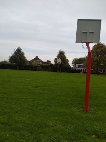 Spielplatz und Spielwiese in der Ferienhaussiedlung