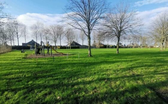 Spielplatz und Spielwiese in der Ferienhaussiedlung