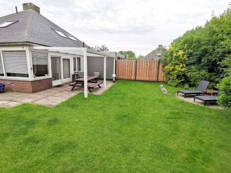 Haus , Terasse überdacht, hoch eingezäunt und sichtgeschützt