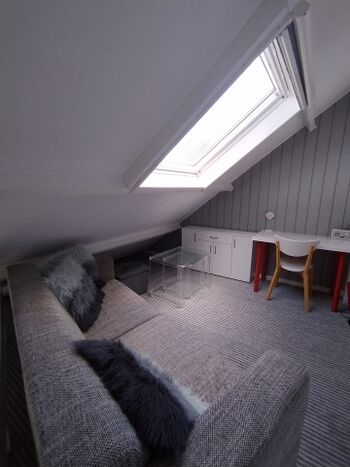 Galerie im OG mit Sofa , Schreibtisch, Stauraum