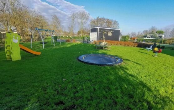 Spielplatz und Spielwiese in der Ferienhaussiedlung