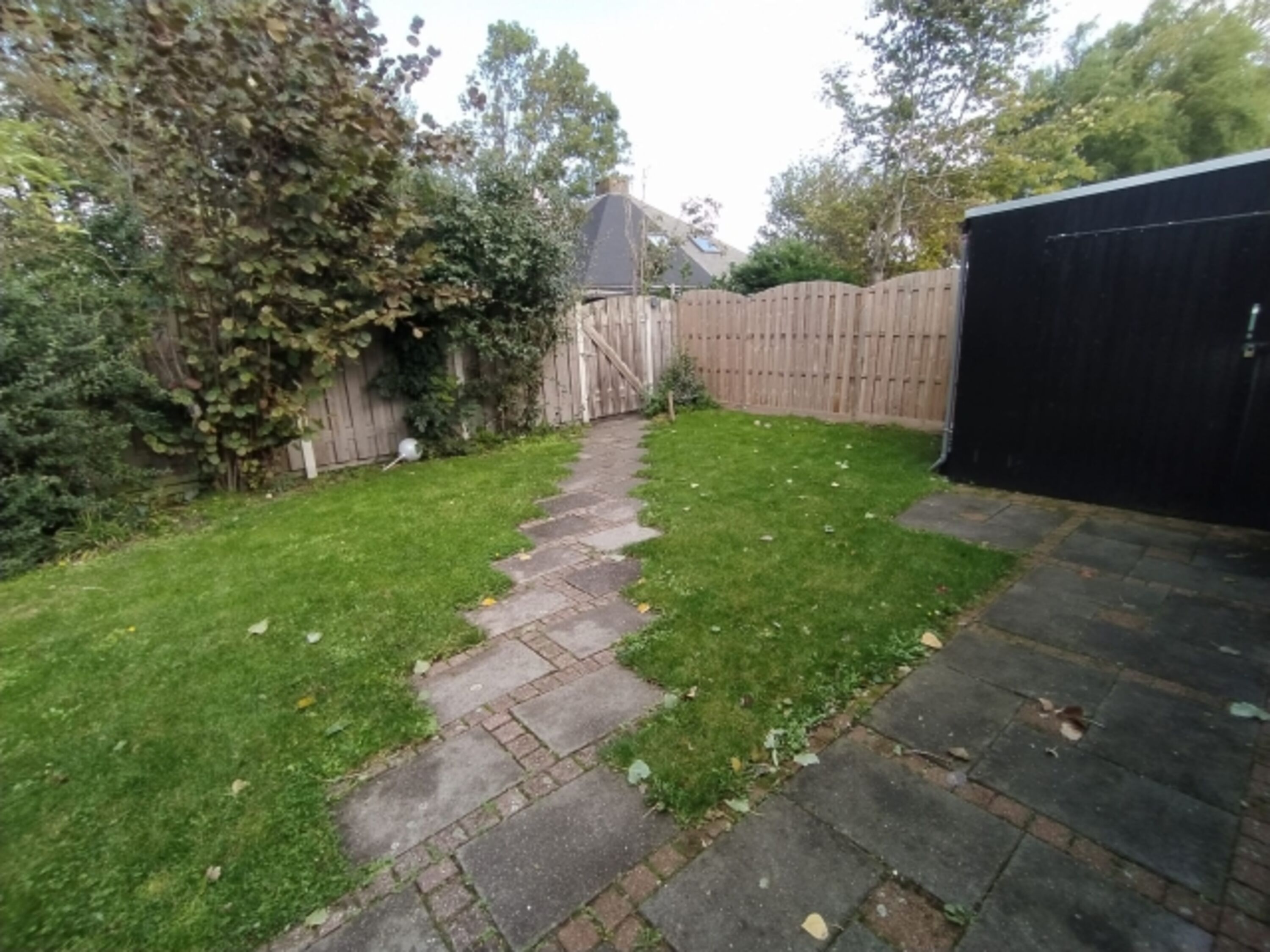 Garten komplett hoch umzäunt 