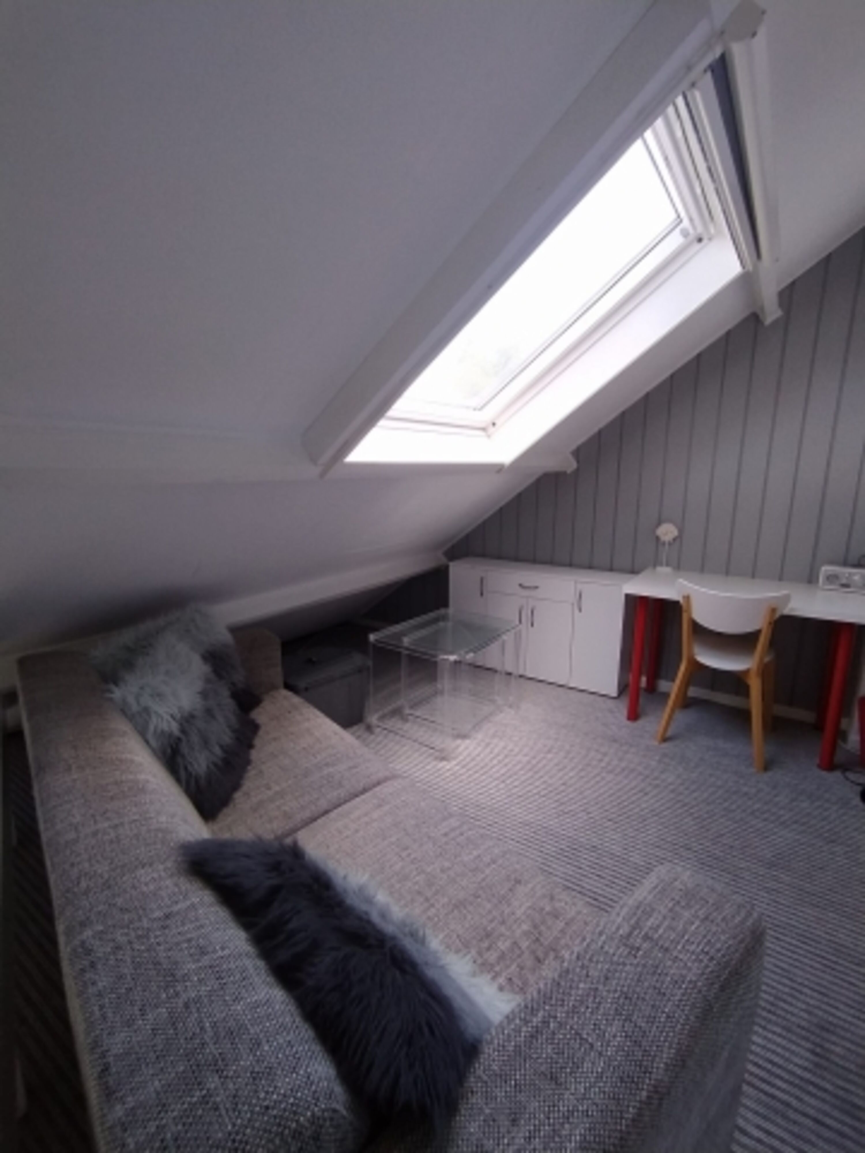 Galerie im OG mit Sofa , Schreibtisch, Stauraum