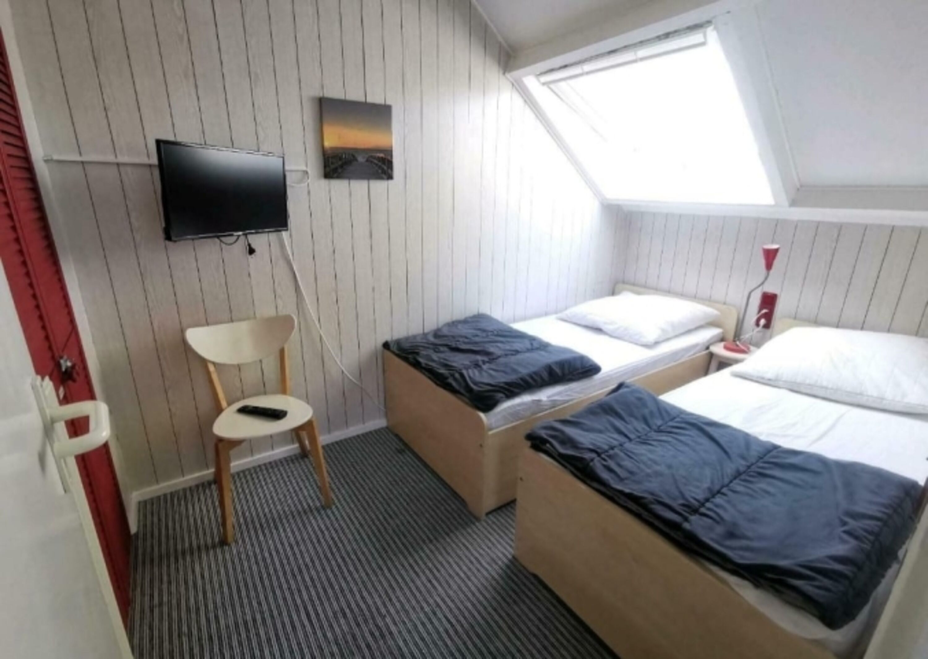 Schlafraum OG mit zwei Einzelbetten und TV