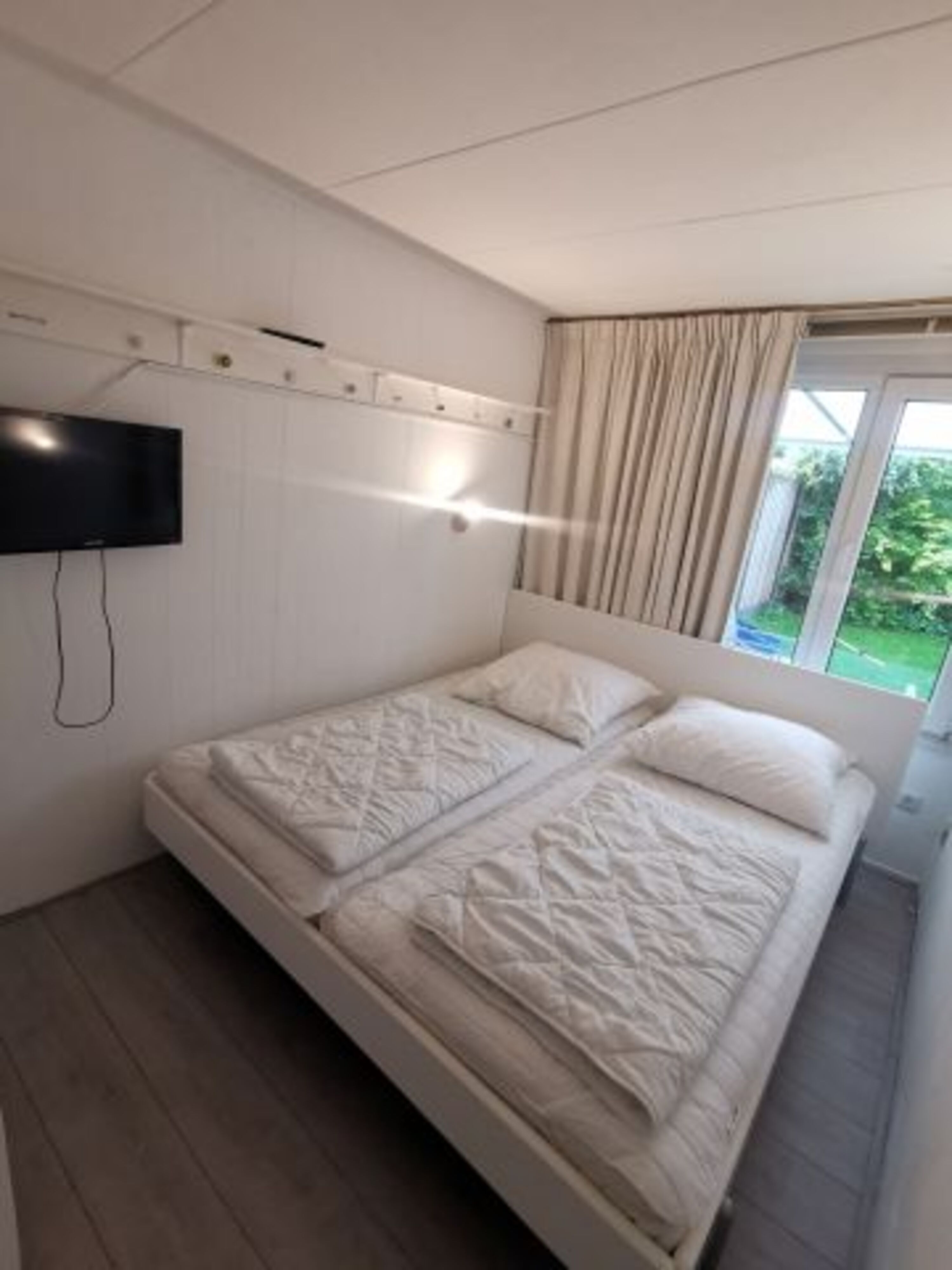Schlafzimmer EG mit 1,80m Bett und TV