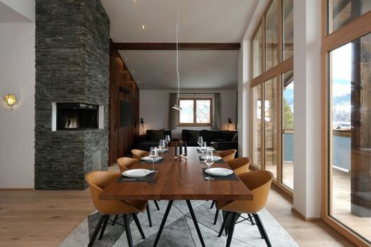 Esstisch und Wohnzimmer 