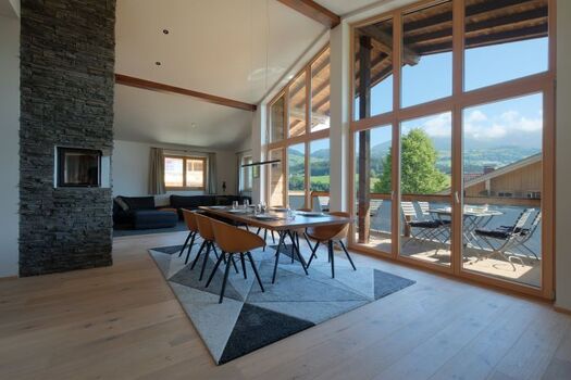 Großer Esstisch an Fensterfront mit tollem Blick 