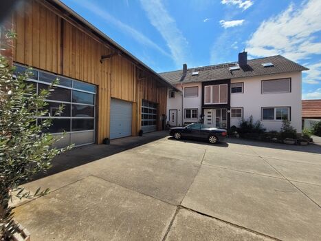 Unser Hof mit Wohnhaus