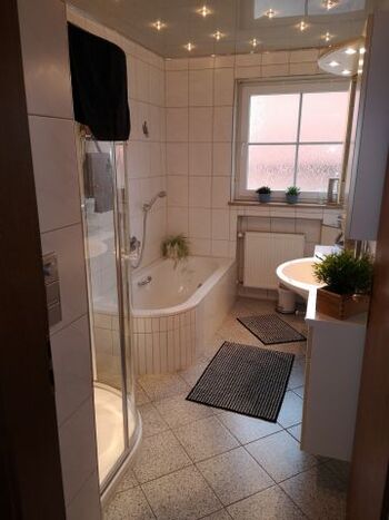 Bad mit Dusche, Badewanne und WC