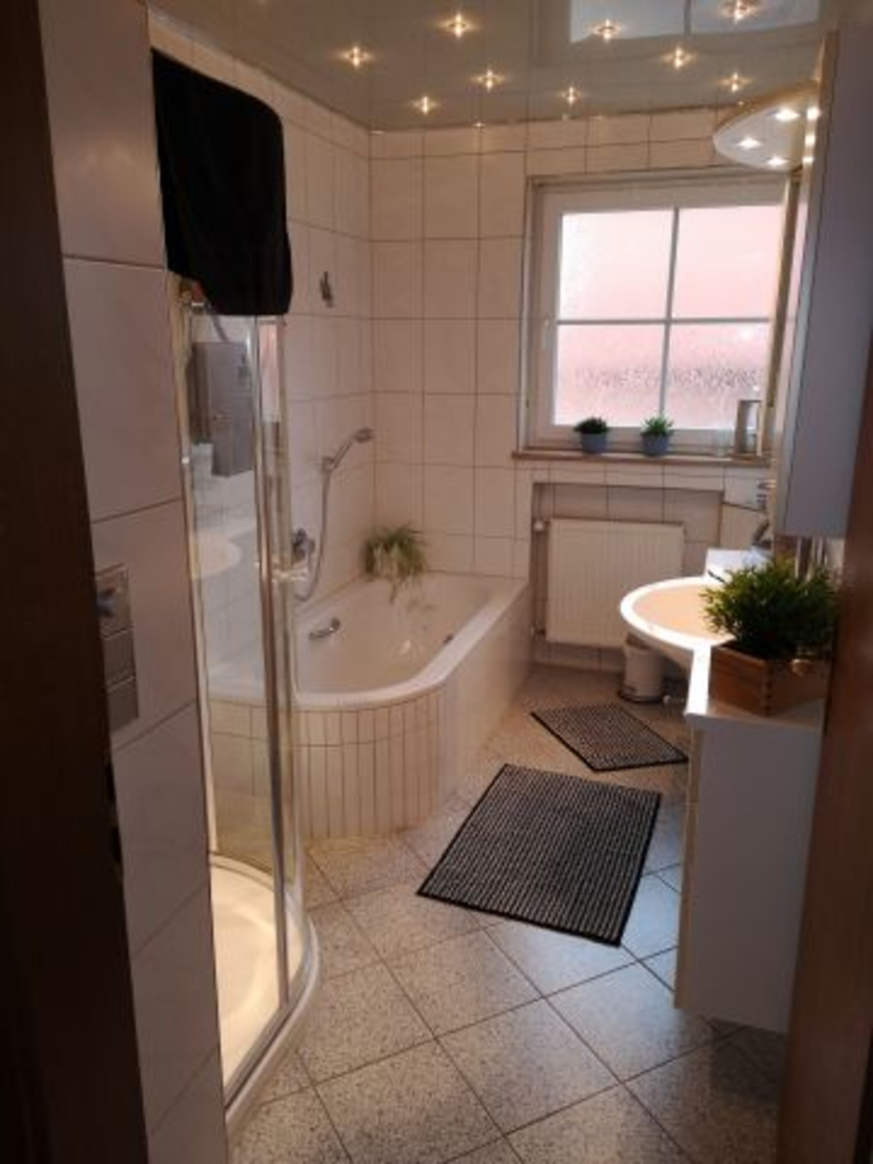 Bad mit Dusche, Badewanne und WC