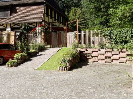 Aufgang zur Wohnung mit Parkplatz