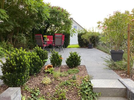 Im Frühjahr 2021 neu angelegt, unsere große Terrasse