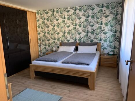 Neu im Dezember 2020 tapeziert, Bett in Komforthöhe und großer Kleiderschrank mit viel Stauraum