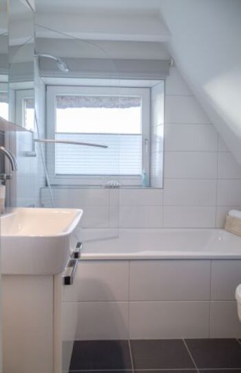 Badezimmer mit Badewanne 