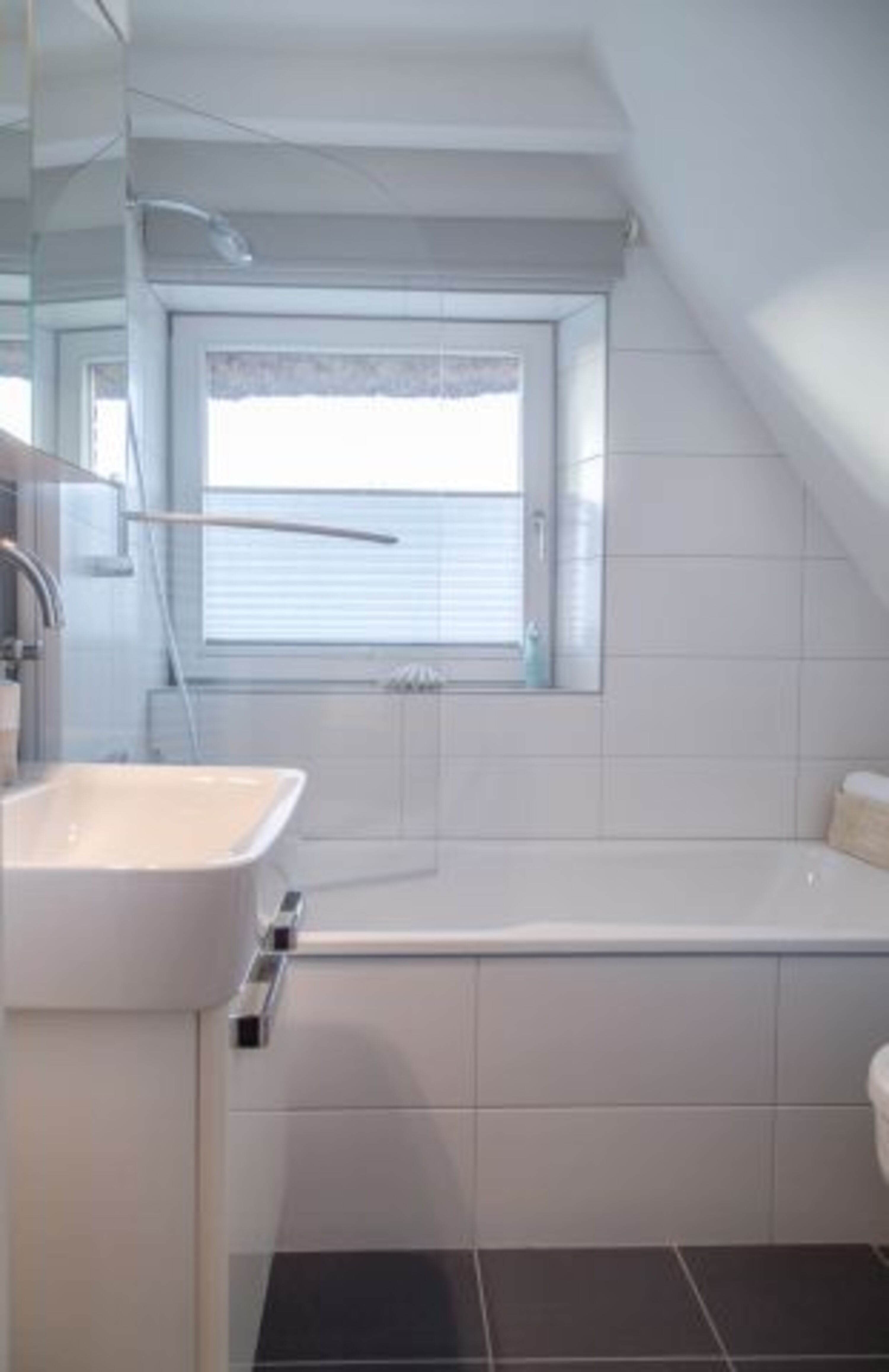 Badezimmer mit Badewanne 