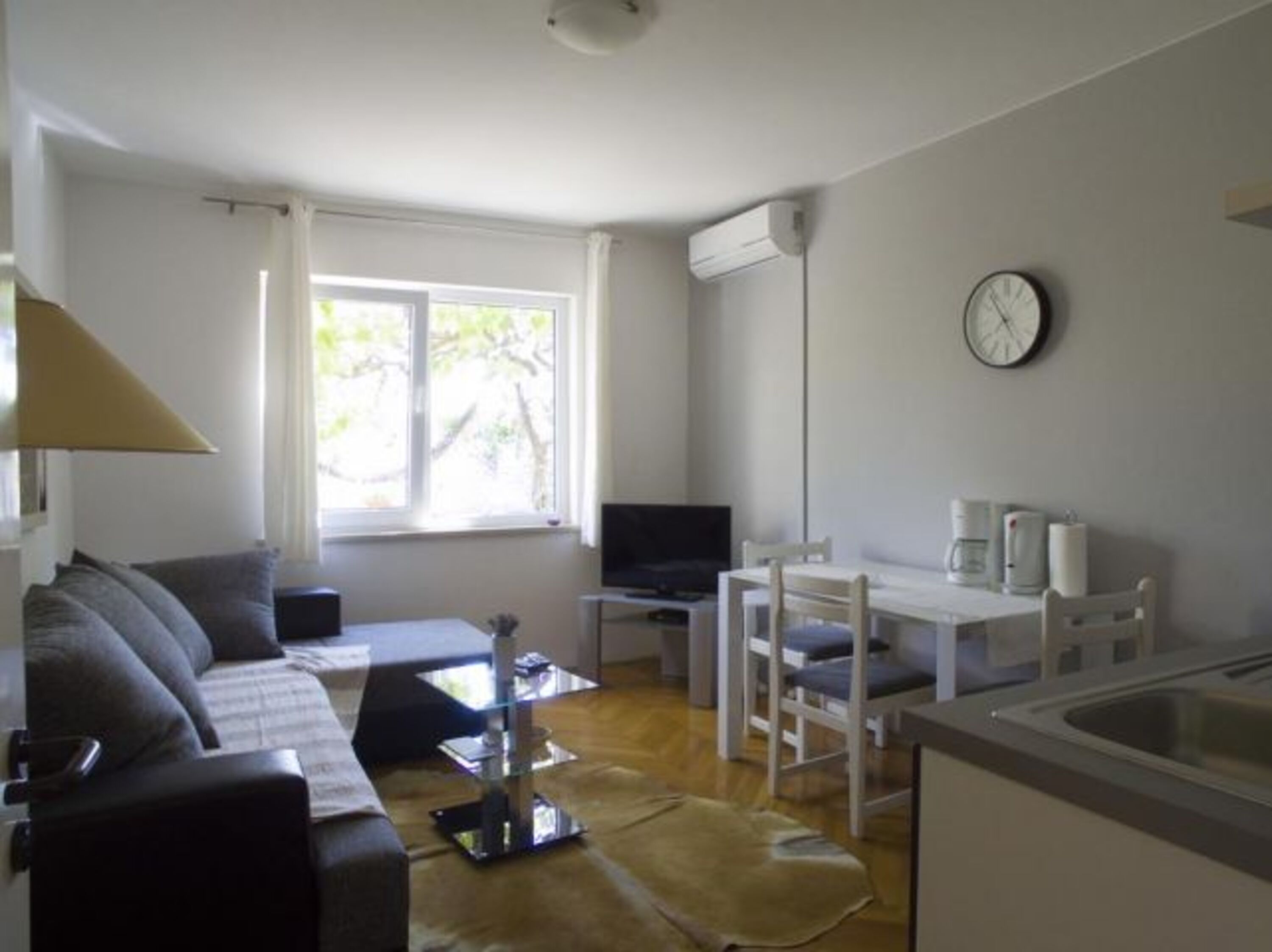 Offene Wohn/Esszimmer mit Küchenzelle