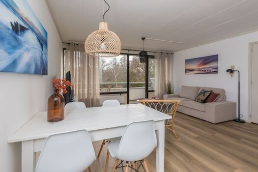 Das helle Wohnzimmer mit Balkon