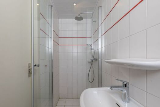 Badezimmer mit Dusche, Waschbecken und Toilette