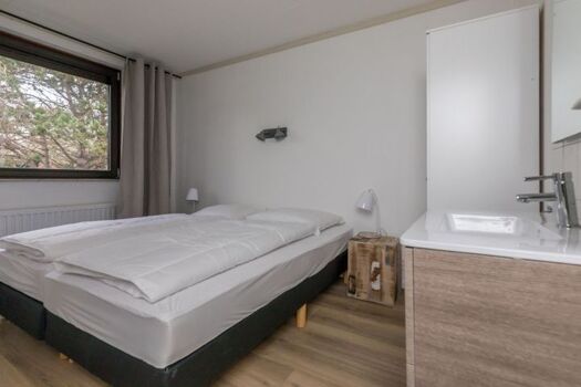 Schlafzimmer 1 mit 2 Boxspringbetten (90x200), Kleiderschrank und Badmöbel