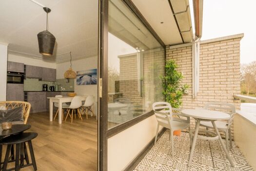 Balkon mit Markise und Balkonmöbeln