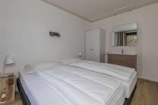 Schlafzimmer 1 mit 2 Boxspringbetten (90x200), Kleiderschrank und Badmöbel