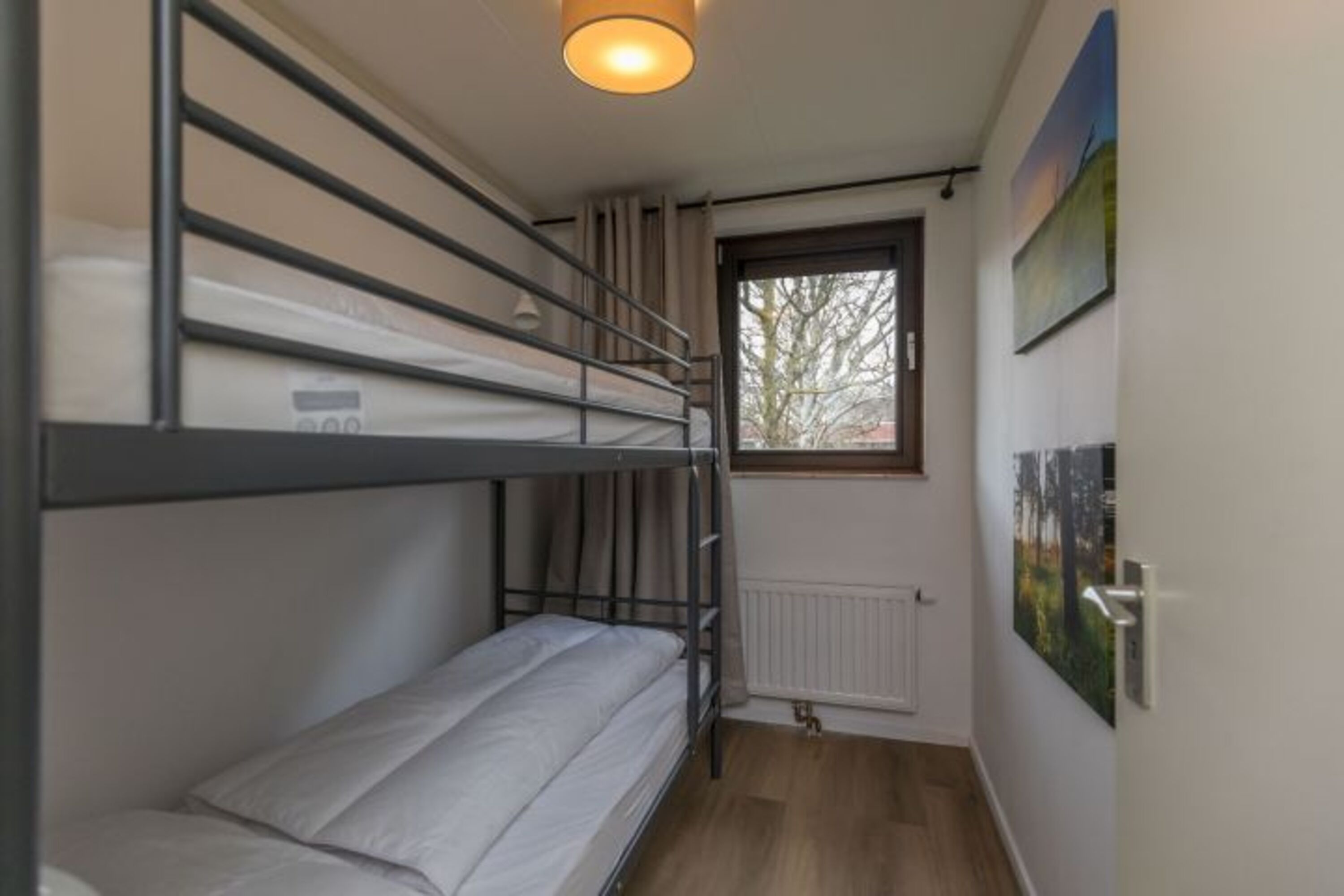 Schlafzimmer 2 mit Etagenbett und Kleiderschrank