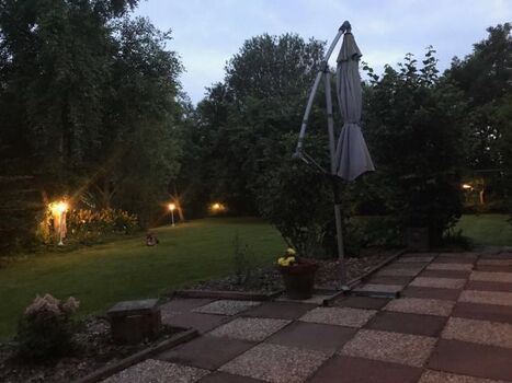 Garten und überdachte Terrasse