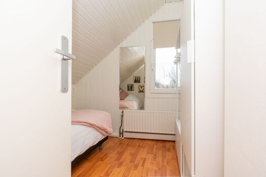 Schlafzimmer 3 mit Boxspringbett und Kleiderschrank