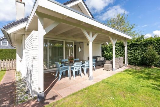 Die Veranda mit Gartengrüppe und Lounge-Ecke.