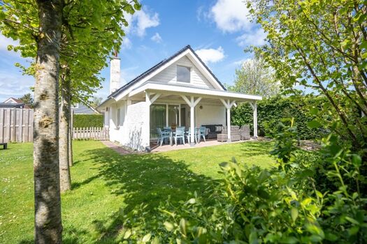 Der große, sonnige, eingezäunte Garten